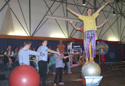 Aufeinander zeigen…zum Miteinander   