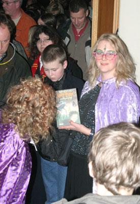 So, dass jeder mit seinem Exemplar in die heimatliche Leseecke verschwinden konnte. 