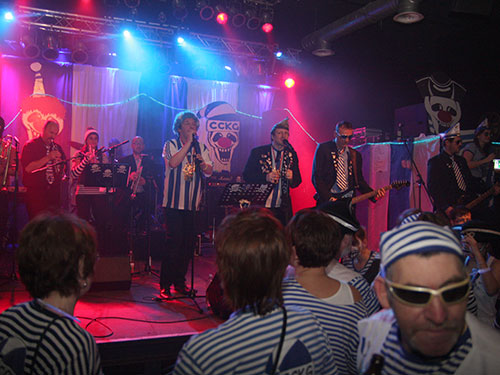 Die Band wird gefeiert: 20 Jahre Les 6 Kölsch 1 Cola