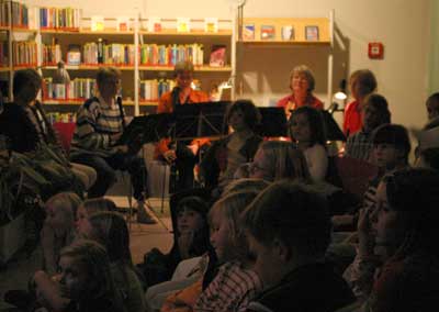 Trotz bunter Videowelt ganz fasziniert vom schwarz-weißen …