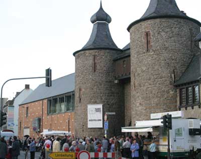 Geschlossene Gesellschaft: Feiern um den Hexenturm bis der Abend kommt.