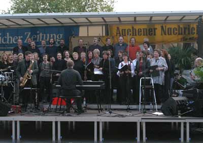 Celebration mit dem Jungen Chor Würselen, bei dem (ganz hinten links) Frank Rutte-Merkel von der Stadtentwicklungsgesellschaft mal ganz unpolitisch die Stimme erhebt. 