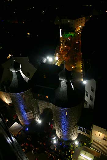 Blick über den beleuchteten Hexenturm bis zum Grünen Haus. Foto: Dieter Benner