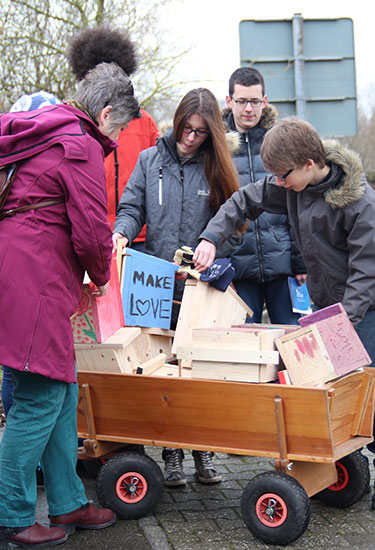 Realschüler machen sich mit ihrem Bollerwagen startklar