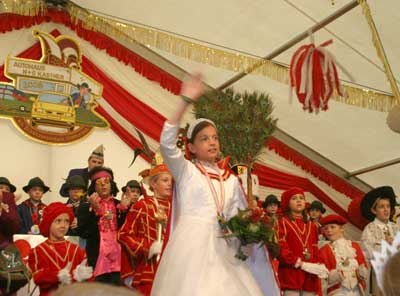 Winken wie die Profis: Prinzessin Kristina ist die Frontfrau beim Jülicher Kinder-Dreigestirn.