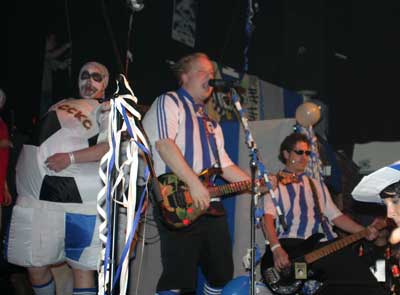 Nicht nur Bier, auch der Ball gehört zur Leidenschaft der Buttlers.