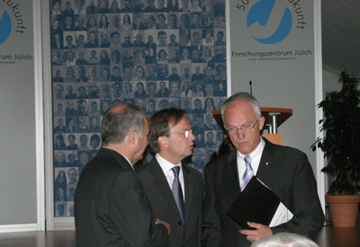 Plausch vor dem Fest (v.l.) Prof. Treusch empfängt Dürenes MdB Thomas Rachel und NRW-Ministerpräsident Dr. Jürgen Rüttgers.