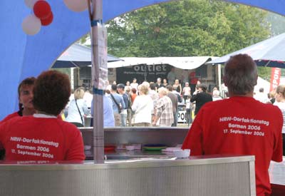 Stimmung beim Barmener NRW-Dorffest 2006.