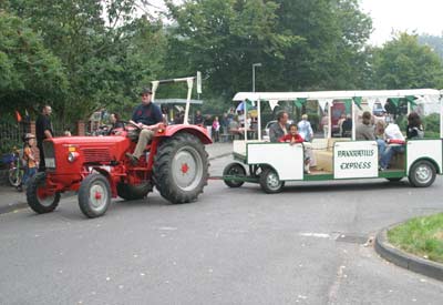 Ein Zug durch die Gemeinde. 