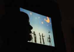 Marlies Stechemesser hat Profil und Stimme: Die Regisseurin des Schattenspiels "Die Zauberflöte" ist auch Erzählerin der Geschichte. 