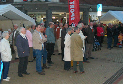 Warten am Grünen Haus auf die Enthüllung…