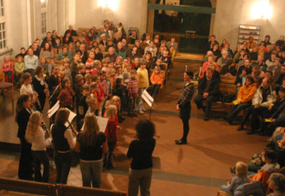 Der Kinderchor unter der Leitung von Melani Becker trug mit Begleitung des Klarinettenensembles von Marita Denhoff Weihnachtslieder vor.