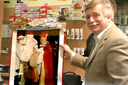 ine nette Revanche bot Bürgermeister seinem „Wettkandidaten“ Arnold Rosenbaum: Obwohl er seine Nikolauswette gewonnen hatte, stellte er sich im Schuhgarten als „Lehrling“ zur Verfügung. Als Dankeschön gab es ein Erinnerungsbild.