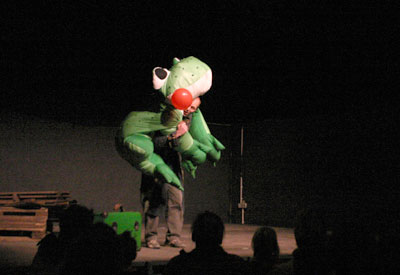 Schwer bepackt… Etienne Borgers mit der Mutter aller coolen Frösche