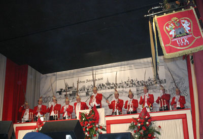 Elferrat der KG Ulk nimmt pünktlich seine Plätze ein.