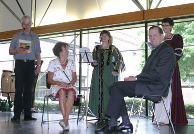 Schlossherr Peter, der Reichard, und die stets chicke Dame im wippenden Rock wurden vom Lehrerrat theatralisch gefeiert. 