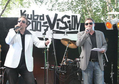 Die Präsidenten-Moderatoren Uwe Mock (l) und Axel Fuchs begrüßen ihr Publikum zum 2. KuBa-Vision Song Contest