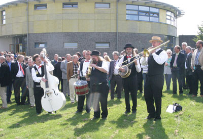 Ein Ständchen von der Muckefuck-Jazzband für den Neubau der Jülicher FH