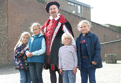 Der Adel zieht den Nachwuchs in den Bann. 