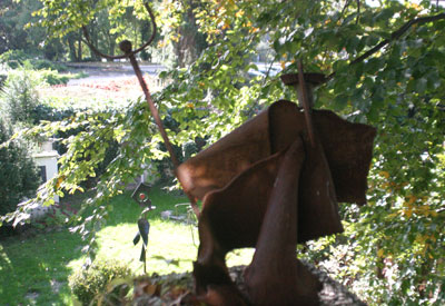 Der Garten des Atelier-Hauses Vaasen an der Wilhelmstraße verschafft dem Kunstfreund gleich den richtigen Zugang.