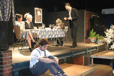 Eine Familie zwischen Resignation und Verzweiflung: (v.r.n.l.) Felix (Jörg Baumann), Mutter Ulla (Angelica Fernandez), Uschi (Monika Duda) und Rudi (Alexandra Schrouff) sind entsetzt von Vater Theos (Bernd Bleymehl, r.) Enthüllungen