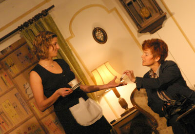 Bestechlichkeit kann ein starker Beziehungsmotor sein, wie zwischen Perle Petra (Hannah Biener) und Sonja von Hagen (Yvonne Bardon)