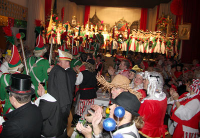 Der Saal empfängt erst den "Hofstaat" - allerdings aus Köln…