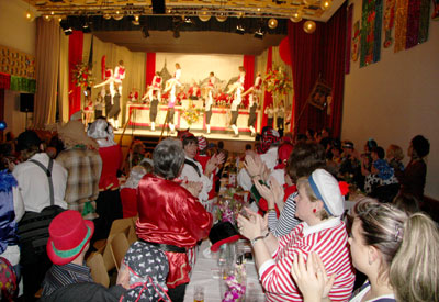 Die Hände finden sich klatschend zusammen