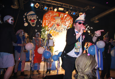 Mit einem Knalleffekt begannen die Präsidenten Axel Fuchs (l) und Uwe Mock die Jubiläumstrunksitzung.