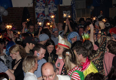 Die ersten Wunderkerzen sind schon entzündet