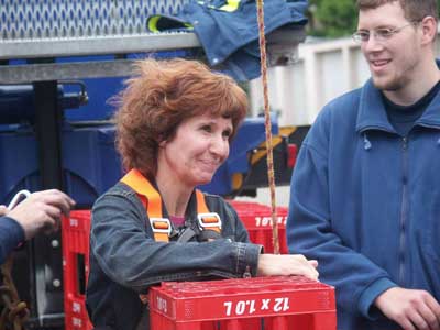 Wer wird denn gleich in die Luft gehen? Ordnungsamtsleiterin Doris Vogel ließ sich vor dem Kistenklettern an die Leine legen. 