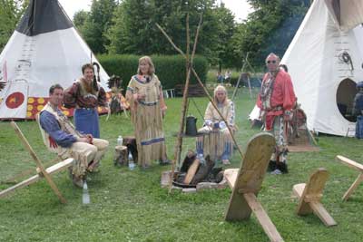 Tippi top: Die „Düsseldorfer&quot; Indianer schlugen ihre Zelte beim Westernfest im Brückenkopf-Park auf.