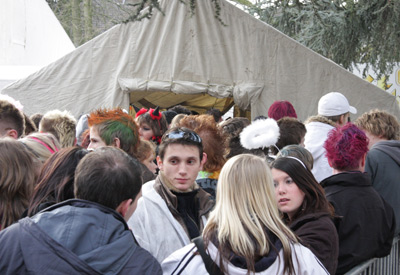Eine lange Schlange bildete sich vor dem Zelt noch zur Ortzeit 15 Uhr