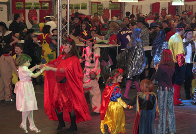 Schwof mit den Jüngsten im Zelt der KG Maiblömche