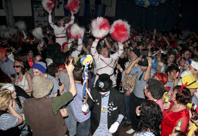 Die Frau im Manne: Das Blümchen Männerballett zieht ein