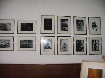 Schwarz-weiß auf Papier - fotographisch gestaltete Welt.