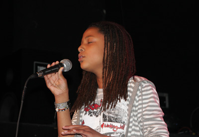 Angoli sang "Mama Doo"