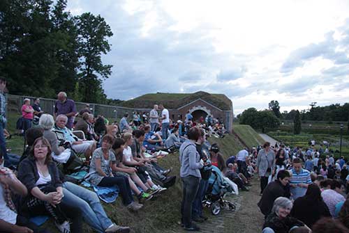 Schon weit vor dem ersten Raketenschuss sichern sich die Menschen mit Picknick-Decken die besten Plätze.