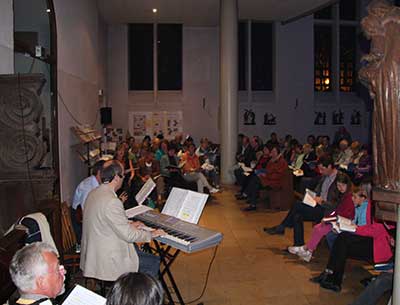 Gleichzeitig in der Propsteikirche: Am Hauptportal platzierte sich der Chor Akzente und animierte zum Mitsingen.