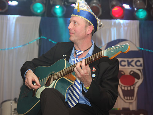 Und dann nahm er seine Gitarre…