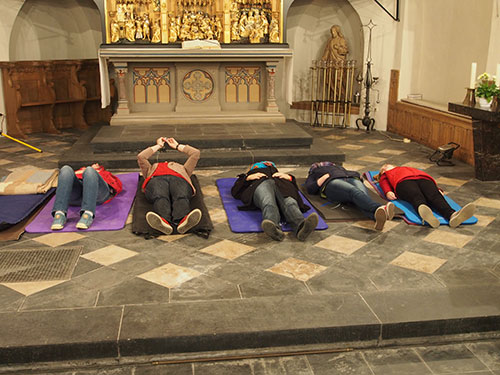Rücklings vor dem Altar… 
