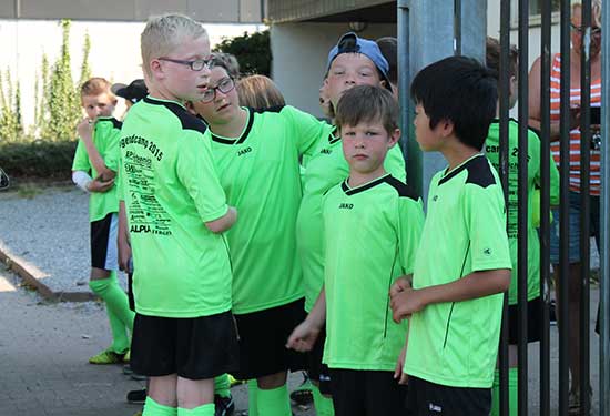 Warten auf die Spieler - die Begleitkinder aus dem Fußballcamp
