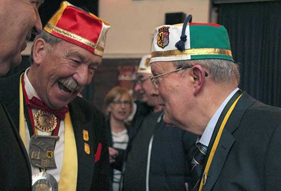 Patthüm 2016, Peter Schmitz (r) beim &quot;Klaaf&quot;