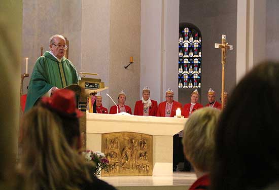 Pastor Macherey feiert die 11. Mundartmesse, zu dem stets Mitglieder des Kleinen Rates Aufstellung nehmen im Chor.