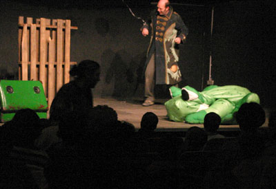 Froschvater baut sein Haus im Jülicher Kulturbahnhof