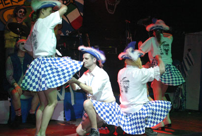 …und lässt die Röcke fliegen.