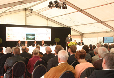 …während im windgeschüttelten Festzelt das Mikrophon für viele Reden weitergereicht wurde.