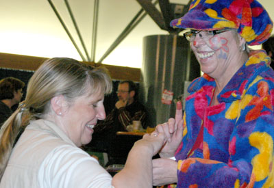 Vor der Vorstellung bekam so mancher eine rote Nase verpasst.