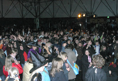 Das Publikum johlt und lässt sich taufen