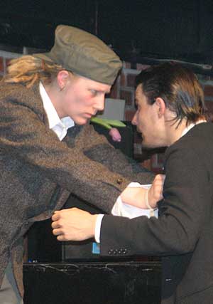 Wenn Worte nicht mehr ausreichen: Sohn Rudi (Alexandra Schrouff) geht Vater Theo (Bernd Bleymehl, r.) an den Kragen.